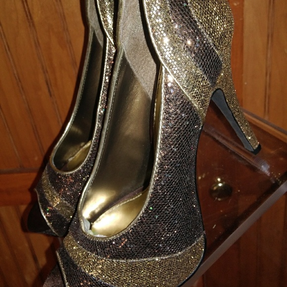 Gorgeous Sparkle Peep Toe Platforms - Picture 2 of 3
